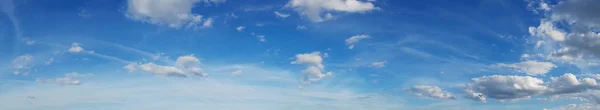 Schönes Himmelspanorama, Wolkenlandschaft über Horizont. — Stockfoto