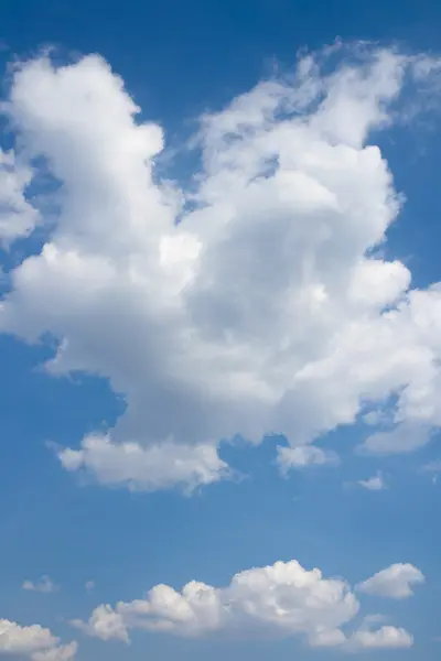 Blauer Himmel und große weiße Wolken. — Stockfoto