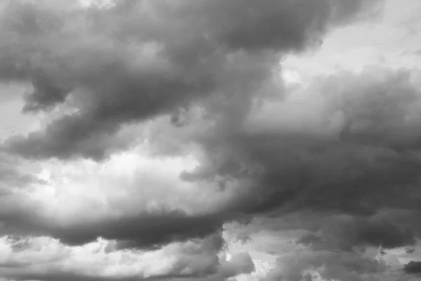 Cielo tempestoso, pioggia. Nuvole di tuono . — Foto Stock
