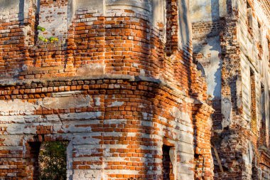 Eski bir tuğla evin kalıntılarına sahip bir parça. Rusya 'nın Obninsk kentindeki Belkino ana binasının eski sahibi.