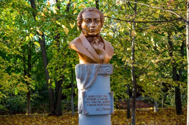 Obninsk, Rusya - Ekim 2020: Belkino parkında Rus şair A.S. Puşkin 'in anıtı yıkıldı