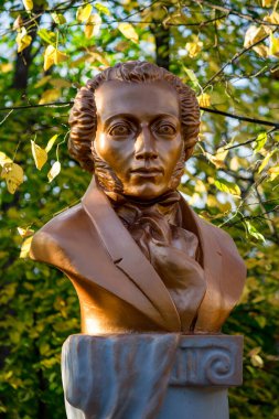 Obninsk, Rusya - Ekim 2020: Belkino parkında Rus şair A.S. Puşkin 'in anıtı yıkıldı