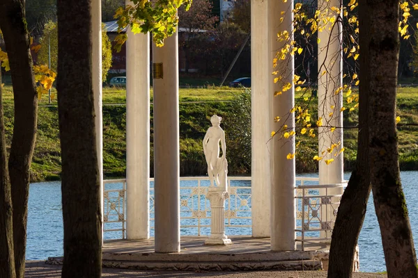 ロシアのオビンスク 2020年10月 公園内の彫刻と貯水池の海岸にある公園のRotunda Belkino — ストック写真