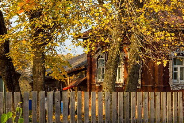 Village house with a fence, picturesque autumn view. Kaluga region, Russia — Stock Image Village House Fence Picturesque Autumn View Kaluga Region Russia Stock Picture
