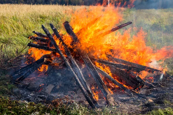 Big Bonfire Close Burning Large Logs Debris — Stock Photo, Image