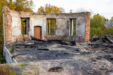Yangından sonra Panskoye malikanesinin ana binasının kalıntıları. Tuğla bir bodrumun kalıntıları. Ekim 2020 - Panskoe, Kaluga bölgesi, Rusya