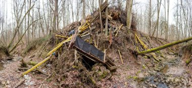 Vadinin enkazla kirlenmiş panoramik görüntüsü - çevresel kirlilik