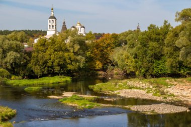 Borovsk, Rusya 'daki Protva nehir vadisi ve Pafnutyev-Borovsky manastırının manzarası. Eylül 2020