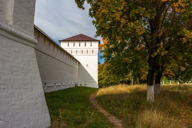 Borovsky Manastırı 'nın duvarlarının manzarası. Pafnutyev-Borovsky Erkekler Ortodoks Manastırı - Eylül 2020