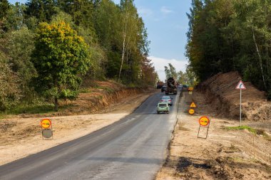 Kaluga Bölgesi, Rusya - Eylül 2020: Yokuş yukarı bir otoyolun onarımı ve genişletilmesi