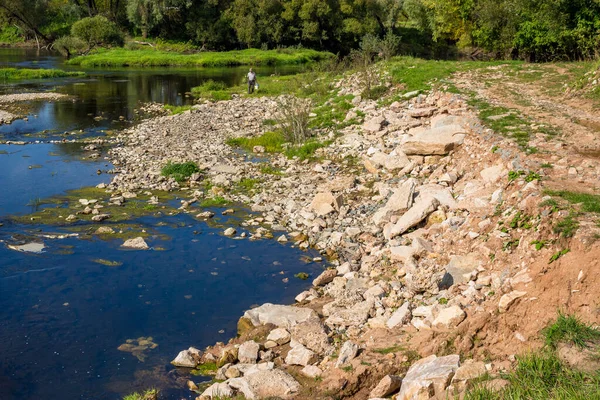Ribera Del Río Fortificada Erosión Por Piedras Escombros Hormigón — Foto de Stock