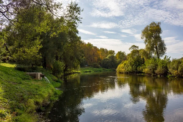 Hermoso Paisaje Con Una Orilla Del Río Descarga Agua Una — Foto de Stock