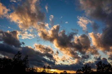 Mavi gökyüzü ve yüzen bulutlarla manzara