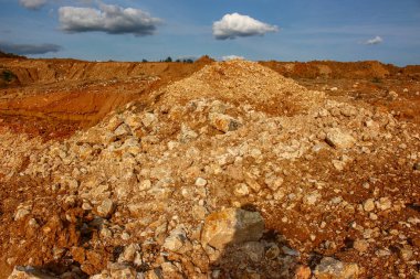 Taş ocağındaki büyük kireçtaşı enkazı.