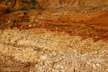 Çamur ve toprağın altındaki kireçtaşı tabakası çatlamış.