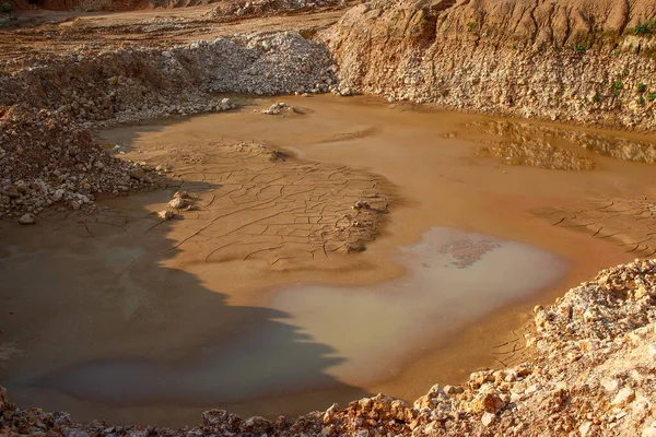 石灰岩の採石場の底に泥の水たまり — ストック写真