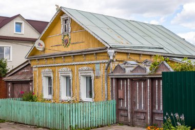 Borovsk, Rusya - Ağustos 2020: Borovsk 'ta geleneksel Rus tarzında ahşap ev