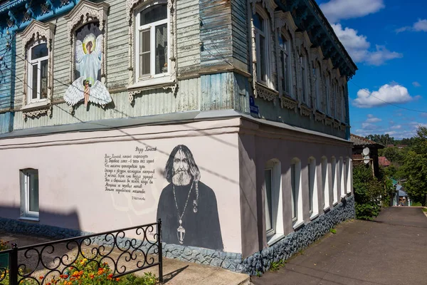 Borovsk, Russia - August 2020: Old residential building in traditional Russian style and the image of the traveler Fyodor Konyukhov on the facade — Stock Image Borovsk Russia August 2020 Old Residential Building Traditional Russian Style Royalty Free Stock Photos
