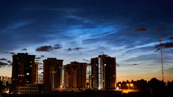 Noctilucent Wolken Nacht Stralende Wolken Aan Nachtelijke Hemel Boven Stad — Stockfoto