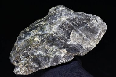 Plagioclase (feldspar) - koyu arkaplanda çalışmamış kaya örneği. Rusya
