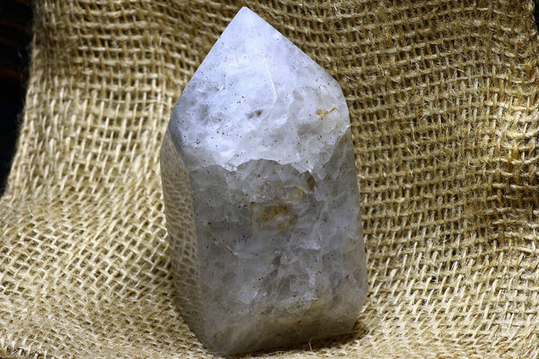 Вены ледяного кварца искусственно переработаны в кристаллическую форму