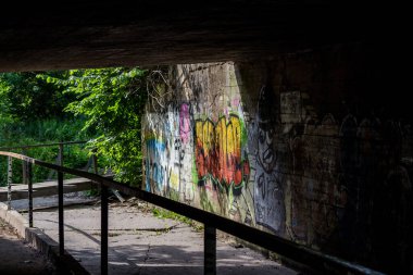 Yolun altındaki karanlık yaya tüneli.