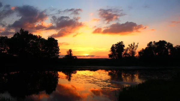 Γραφικό Τοπίο Του Ποταμού Και Του Ουρανού Στο Ηλιοβασίλεμα Πολύχρωμο — Φωτογραφία Αρχείου