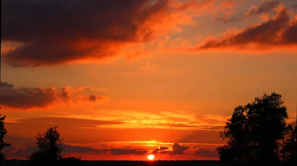 Насыщенное Красное Небо Закате Солнца Живописная Панорама Рекой Облаками — стоковое фото