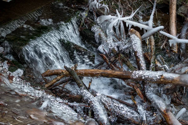 Mocné Výrůstky Ledu Stříkající Vody Potok Silné Mrazy Prosinci — Stock fotografie