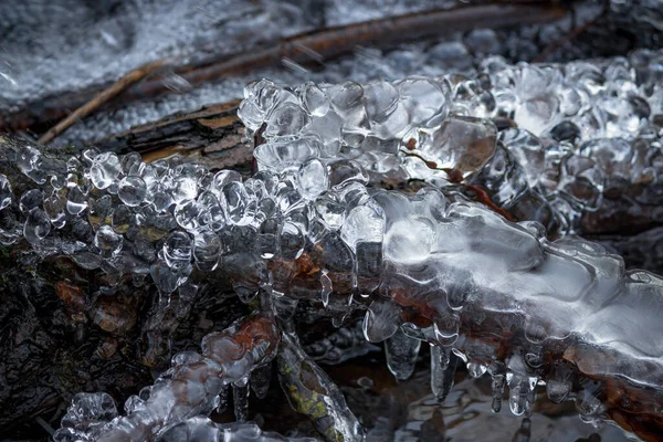 Belo Acúmulo Gelo Córrego Inverno Poderosos Ciclones Gelo Perto Água — Fotografia de Stock