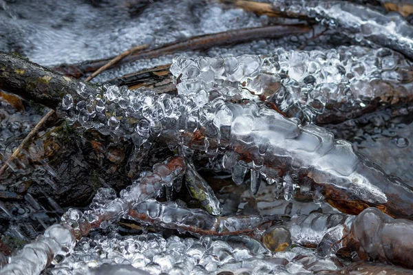 Hermosa Acumulación Hielo Arroyo Invierno Potentes Carámbanos Hielo Cerca Del — Foto de Stock