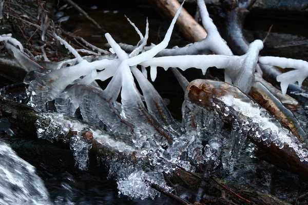 Belo Acúmulo Gelo Córrego Inverno Poderosos Ciclones Gelo Perto Água — Fotografia de Stock