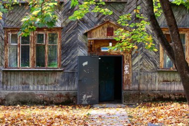 Obninsk, Rusya - Ekim 2020: Eski bir parke taş evin dokulu cephesi