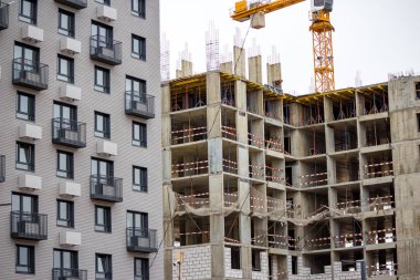 Yeni bir yerleşim yerinin geliştirilmesi. İnşaat halindeki çok katlı bir binanın cephesi