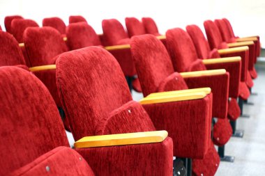 Salondaki kırmızı sandalyeler boş.