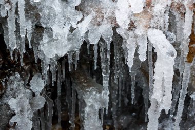 Buz saçakları ve güçlü buz kütleleri kışın bir derede birikir.
