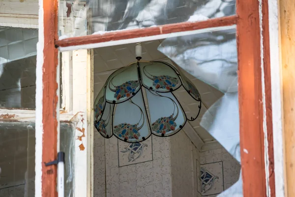 Розбите Вікно Старому Покинутому Будинку Зовнішній Вигляд Кухню Люстрою — стокове фото