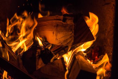 Odunları fırında yakıyorum. Şöminede alev var. Sıcak ev ocağı