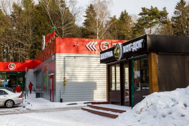 Obninsk, Rusya - Mart 2021: Pyaterochka market zinciri ve shawarma ve sosisli çadır