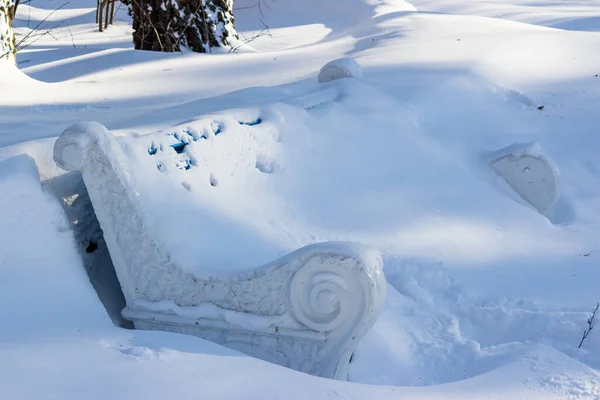 Стара Лавка Міському Парку Вкрита Снігом Після Снігу Красивий Зимовий — стокове фото