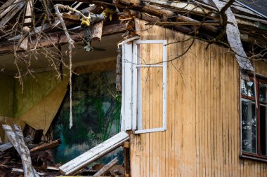 İki katlı eski bir ahşap evin yıkılması. Binanın yarısı yıkıldı