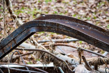 Bir binanın yıkılması sırasında eğilmiş çelik I-kirişleri
