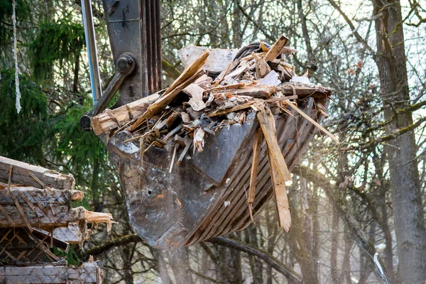 挖掘机桶与瓦砾 拆毁一座旧建筑 带重型设备的垃圾收集 — 图库照片