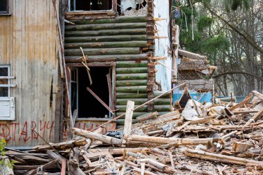 Eski ahşap bir evin kırık duvarının parçası. İki katlı bir binanın yıkılması