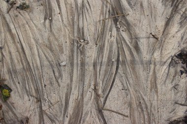 Su akıntılarından gelen kumda izler.