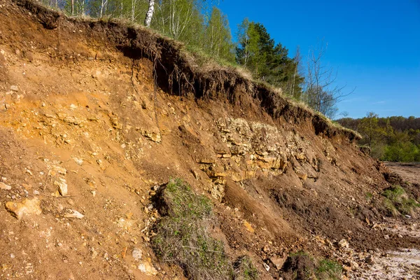 Afloramiento Rocas Geológicas Lecho Rocoso Arcilla Piedra Caliza Rematada Con — Foto de Stock