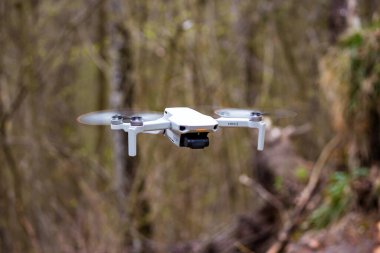 Küçük kuadkopter DJI Mini 2, uçuşta İHA: Rusya - Nisan 2021