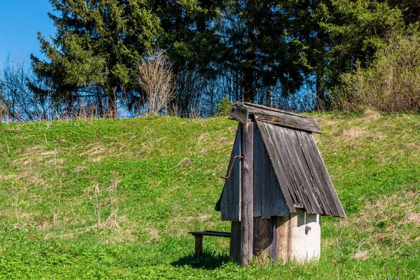 Régi Falu Kút Közepén Egy Zöld Gyep — Stock Fotó