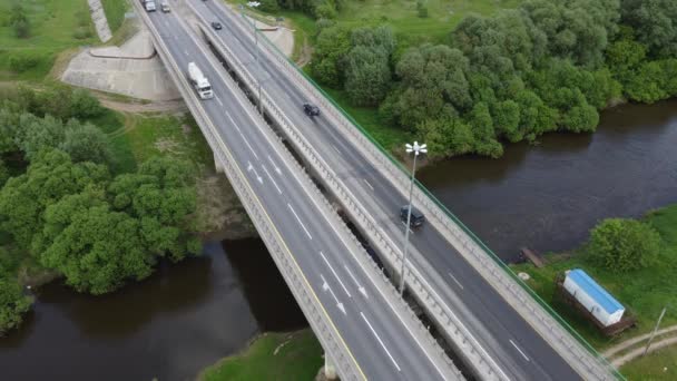 Coches Camiones Conducen Largo Del Puente Carreteras Través Del Río — Vídeo de stock