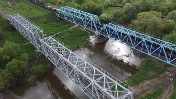 Godståg Över Järnvägsbron Vid Floden Protva Flygsikt Obolenskoe Kaluga Ryssland — Stockvideo